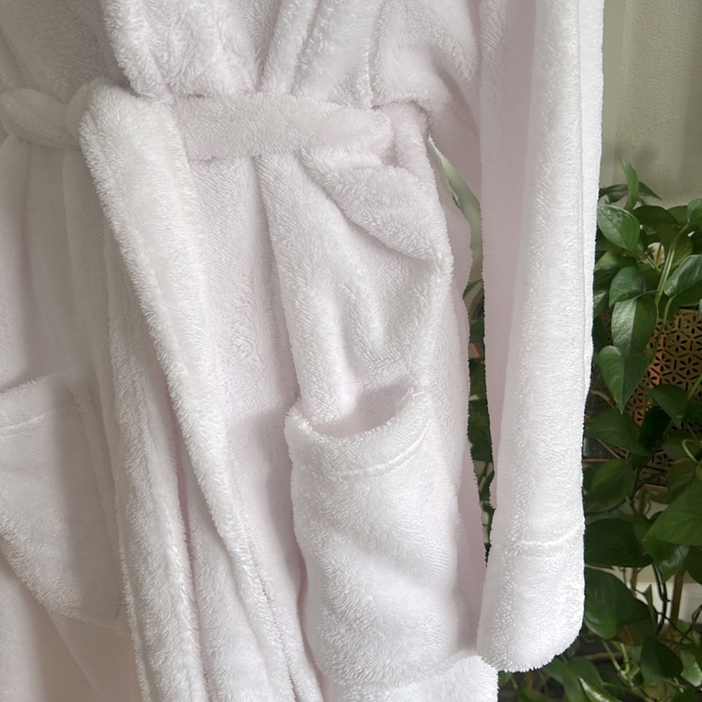 Martha Stewart Plush White Bath Robe with Belt - Picture 5 of 9